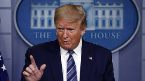 트럼프, 취업비자 제한 행정명령 서명…전문직·가족 비자 등 대상