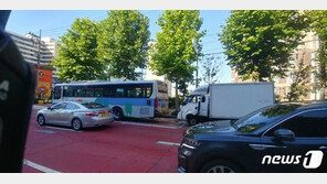 부산서 1.5톤 트럭이 정차중인 버스 받아…승객 16명 부상