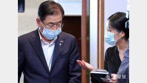 [청계천 옆 사진관]태극기 배지 ‘깜빡’ 한 정부 일부 관료들