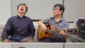조국 근황? 맥주잔 놓고 “가다가다 지치면” 열창에…“우리 조국님”
