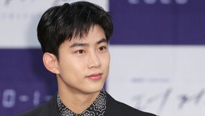 옥택연, 비연예인 여성과 열애 중…“사생활이라 조심스러워”