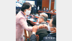 추미애 장관-박남춘 시장 ‘주먹인사’