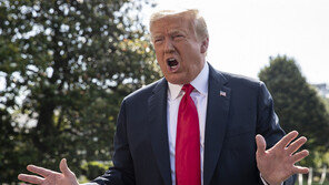 트럼프, 코로나19 검사 늦추라는 말 “농담 아냐”