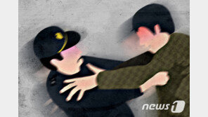 위협 느껴 문까지 잠궜지만…경비원에게 20분간 행패 부린 입주민