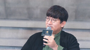 방시혁 “스스로 성장하도록 돕겠다”…우 비·좌 지코 ‘아이랜드’