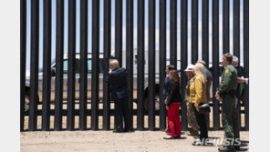 트럼프, 321㎞ 멕시코 장벽 기념식 참석…“국경보호” 과시