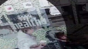 거리두기 요청하자 한 살배기 아이 얼굴에 ‘콜록콜록’