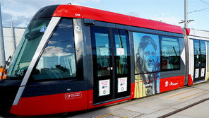 호주 경전철, 6·25용사 얼굴 싣고 달린다