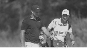 남자 골프 세계 4위 켑카, 캐디 코로나19 확진으로 대회 기권