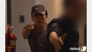 ‘대북전단 살포’ 박상학, 취재진 폭행하고 경찰관에 가스총 쏴