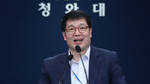 靑 “인천공항 정규직화, 취업준비생 일자리와 무관”