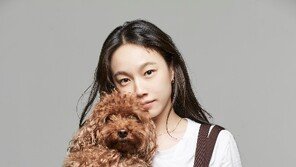 “한번 사면 깔별 소장욕구 불러”…가방마니아 사로잡은 ‘니트 주름 가방’  