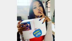 ‘패션 아이콘’ 이효리, 블루 네일+귀걸이로 완성한 서머 스타일