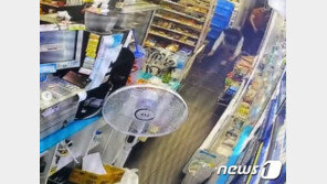 “못배워서 편의점 지키지”…여직원 넘어뜨리고 폭언한 부부