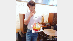 ‘싹쓰리’ 비, 케이크 인증샷…“해피 비룡 데이”