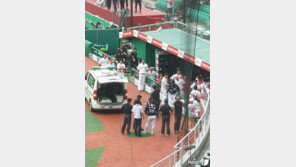 SK 염경엽 감독, 경기 중 실신…구급차로 병원 이송