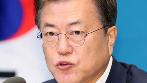 文대통령, 창녕소녀에 ‘펭수’ 선물…“공무원, 엄마 마음으로 챙겨야”