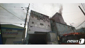 부산 사상구 샌드위치 패널 레미콘 공장서 불…2명 부상