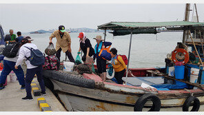 갯벌서 조개 캐온 어민들