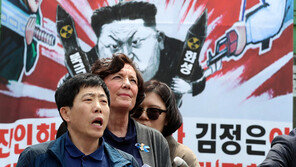 경찰, ‘대북전단 살포’ 박상학 자택-사무실 압수수색