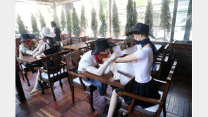 마네킹 앉혀 거리두기 하는 터키 식당