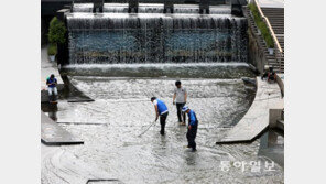 비 온 후 바닥 청소… 깨끗한 물 흘러라