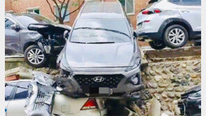 SUV차량 돌진에 무너진 대학 담벼락 