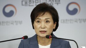 국토부 김현미 “다주택 靑참모들, 집 팔지 않아 아쉽다”