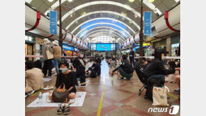 “반차 내고 새벽 4시부터, 돗자리까지 등장”…롯데百 명품 대전 ‘북새통’