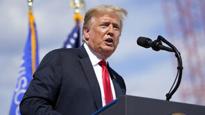 트럼프, 美 한국전 기념비 첫 참배…참전용사들에 감사 전해