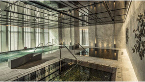 광화문 포시즌스호텔 사우나 직원 코로나19 확진…“폐쇄 검토”