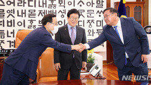 朴국회의장-여야 원내대표 원구성 협상 길어져…“일단 대기”
