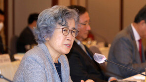 떠나는 박은정 “나라다운 나라 위해 갈길 아직 멀다…권익위 앞장서야”