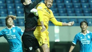 ‘얼굴로도 막는다’ 강현무, 포항 첫 2연승 이끈 수호신