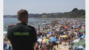 英총리 “사람들 너무 제멋대로”…해변 피서객에 쓴소리