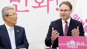 與 “윤석열, 장관 지시 전부 무시”… 김종인 “추미애, 인성 문제”