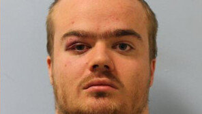 ‘뉴스 나오려고’ 6살 아이 10층서 던진 英10대 종신형