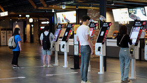 “신작 개봉에 다시 영화관으로?”…극장株 반등 언제쯤