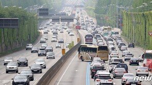 붐비는 6월 마지막 주말 고속도로…차량 492만대 이용 ‘북적’