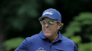 50세 미켈슨, PGA 트래블러스 챔피언십 선두 도약