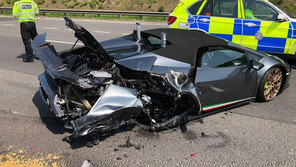 ‘팔린지 20분 만에’…英 고속도로서 람보르기니 반파