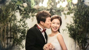 [연예뉴스 HOT②] 김정균·정민경, 2년 교제 끝 백년가약