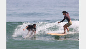 더위 날리는 파도타기… 29일부터 다시 장맛비