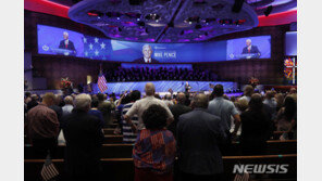 펜스 美부통령 텍사스 집회서 ‘성가대의 마스크 미착용’ 논란