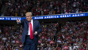 WP “트럼프 재선캠프, 유세장 ‘거리 두기’ 스티커 제거”