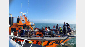 목포해경, 연료부족으로 표류하던 22명 탄 낚싯배 구조