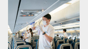 조원태 회장, 임직원들과 함께 항공기 소독