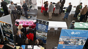 코로나19 충격에 미국인 절반가까이 여전히 실업 상태