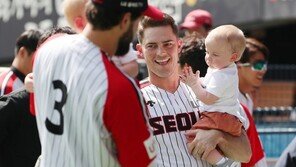‘셋째 임신 자축’ LG 윌슨, 선수단에 커피 40잔 쐈다