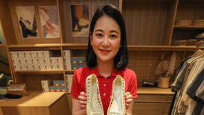 현대백화점 “비에 젖어도 끄떡없는 ‘젤리 슈즈’ 사세요”